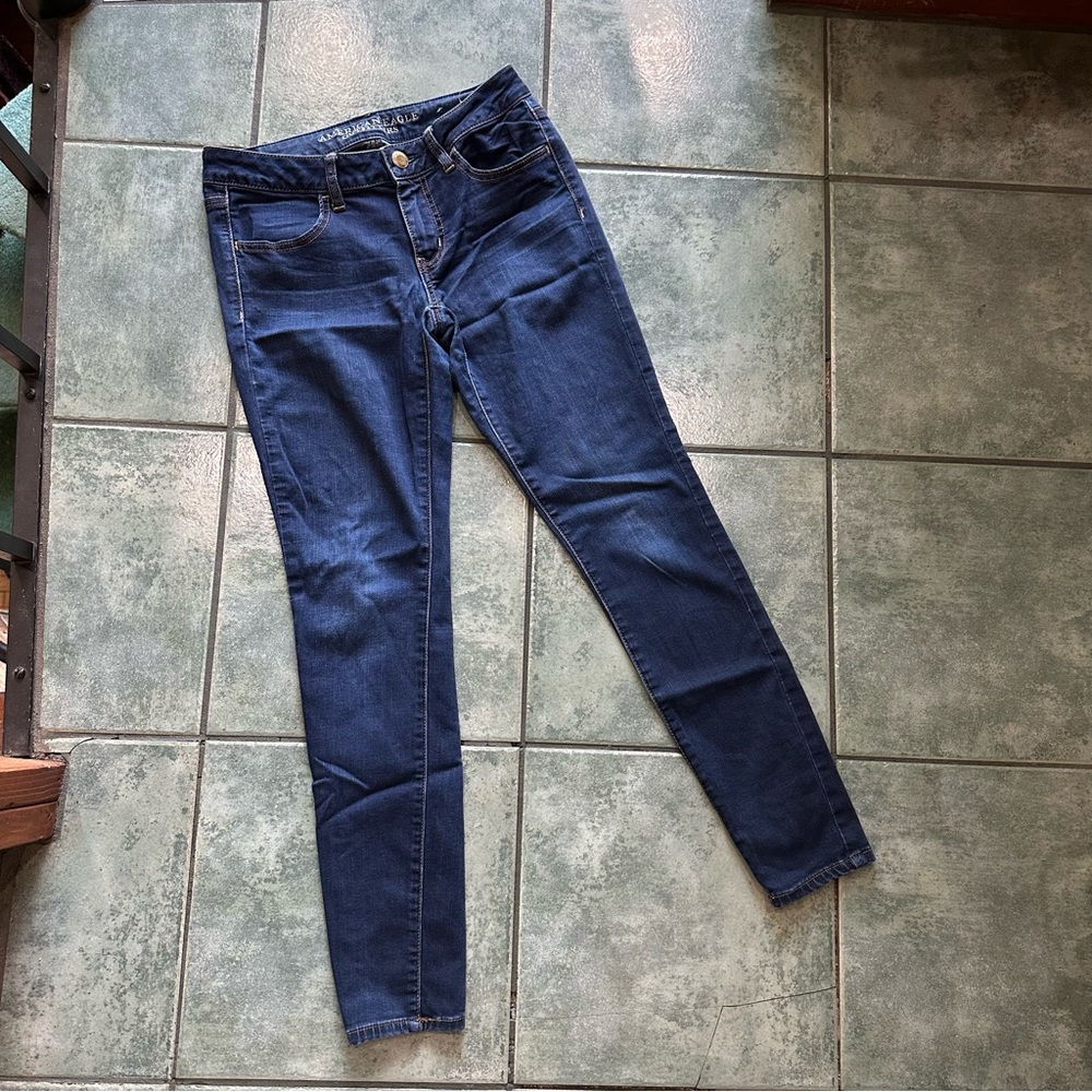 Dark wash American Eagle jegging super stretch skinny jeans
Size 6
